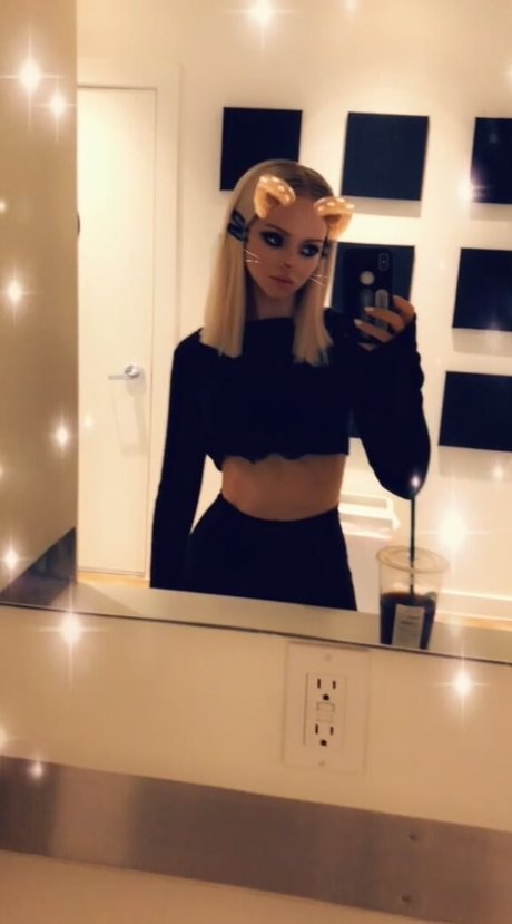 Dove Cameron modèle sympa collection