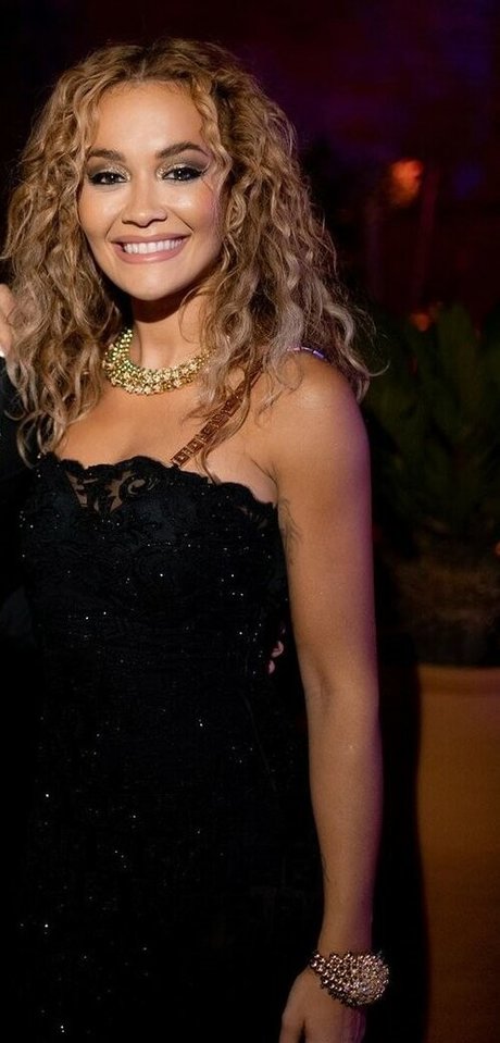 Rita Ora star érotique collection