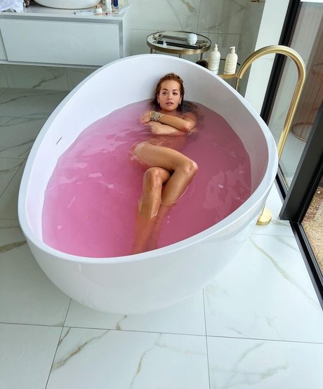 Rita Ora modèle pornographique collection