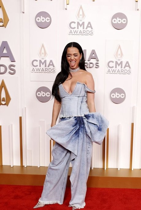 tatouages ​​blonds onlyfans sexy nue galeries