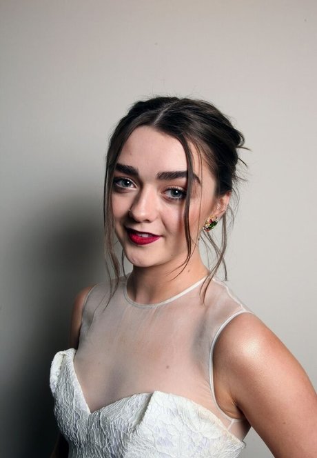 Maisie Williams belle star du porno image
