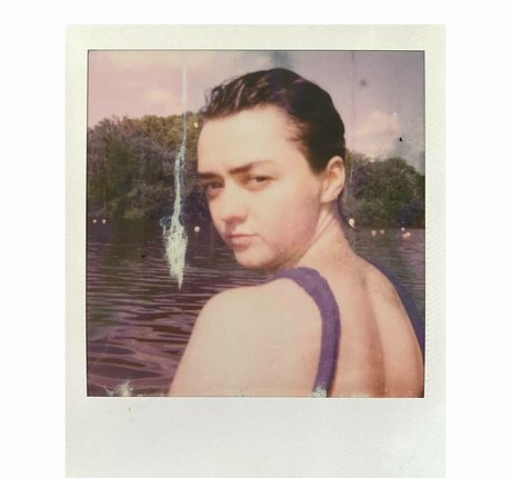 Maisie Williams nus étoiles images