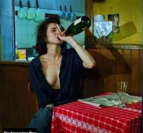 Eve Hewson étoile magnifique galerie