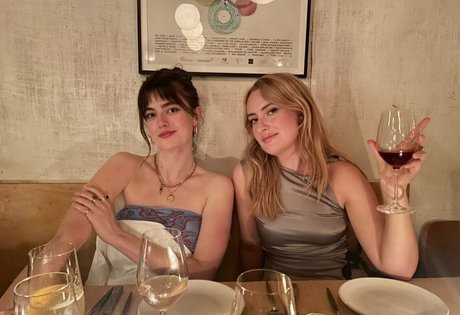 Amelia Dimoldenberg étoile nue galerie