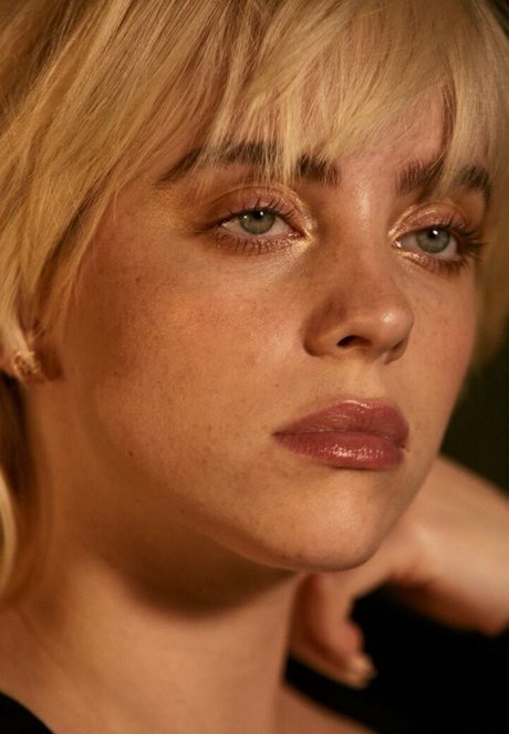 Billie Eilish modèle sexy des photos