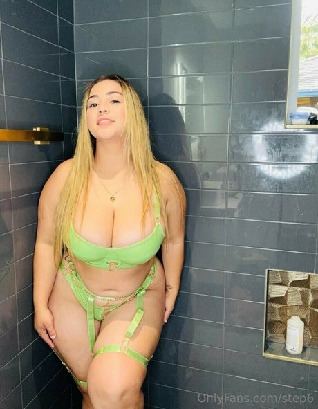 Stephanie Reyes nus étoiles photo