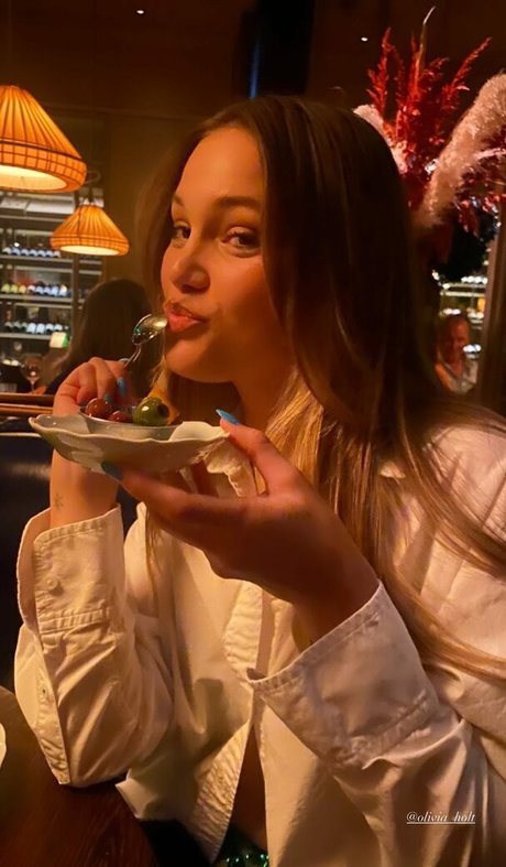 Olivia Holt actrice pornographique des photos