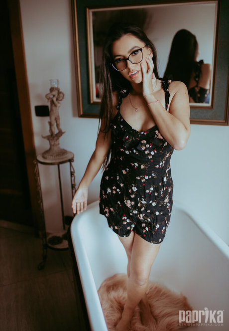 Alyne Lary modèle adulte photo