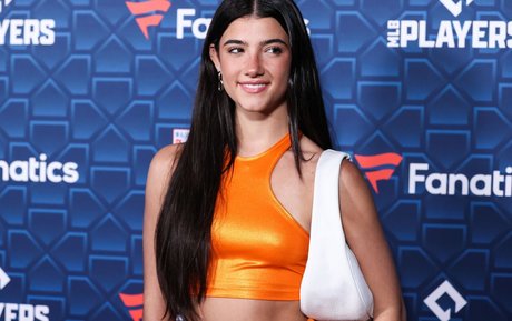 Charli D Amelio star du porno adulte photos