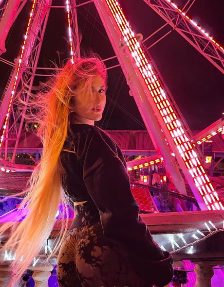 red mila joli modèle des photos