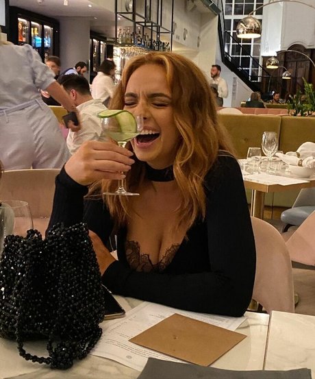 Abbie Chatfield mannequin photos