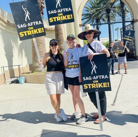 Emily Kinney modèle hd galeries