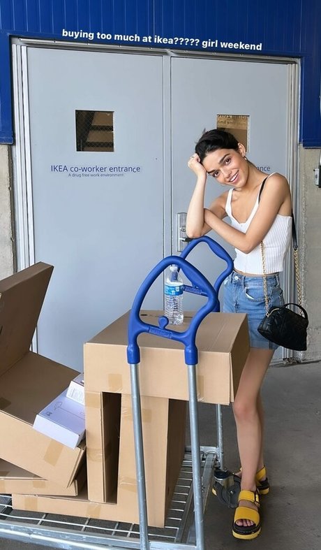 Rachel Zegler star du porno de haute qualité photo