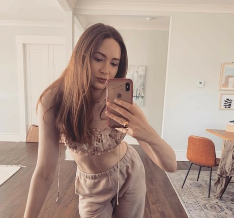 Karen Gillan star du porno nue archive