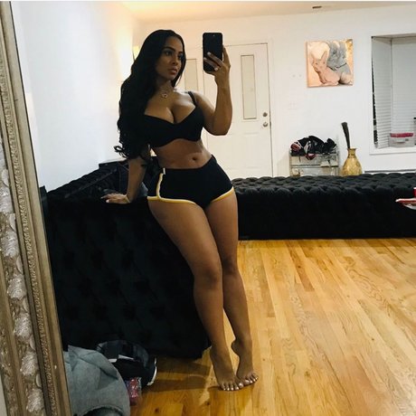 Ayisha Diaz actrice sexy img