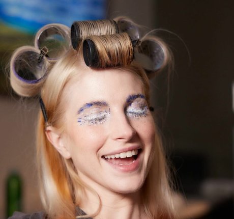 milf blonde aux courbes onlyfans belle sexy photo