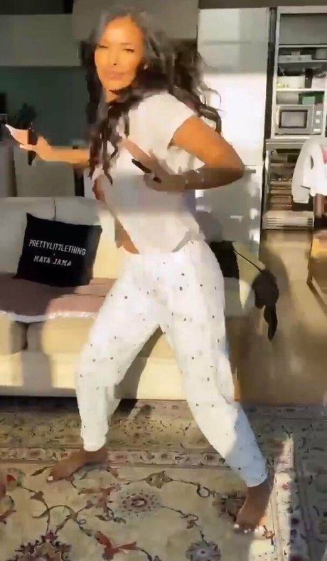 Maya Jama étoile adulte des photos