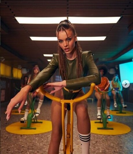 fans asiatiques mignons uniquement belle nue image