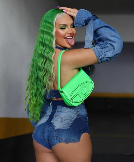 Vivi Wanderley star du porno chaud archive