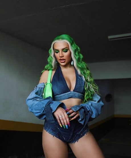 Vivi Wanderley star du porno archive