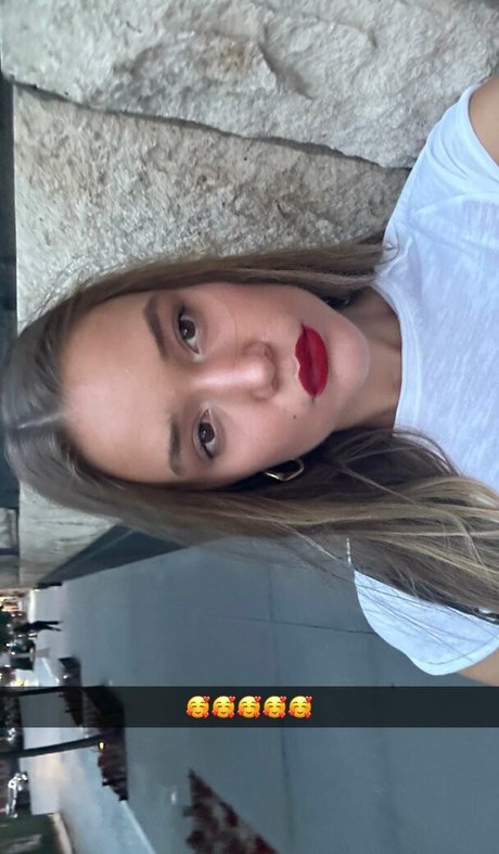 chatte ado onlyfans érotique en haute qualité des photos