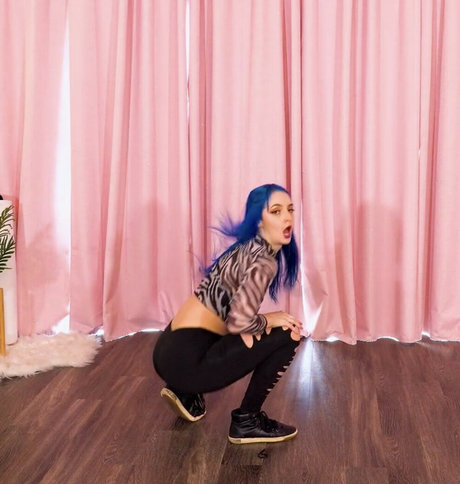 Littlesiha modèles nus des photos