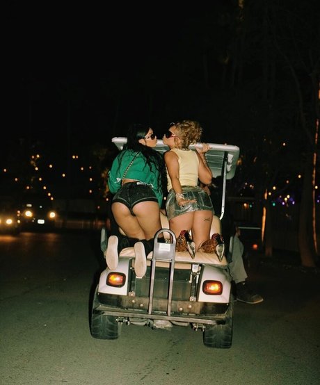 milf aux cheveux noirs onlyfans art gratuit images