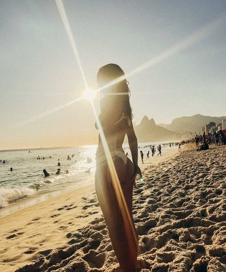 Yara Lore étoile xxx galerie