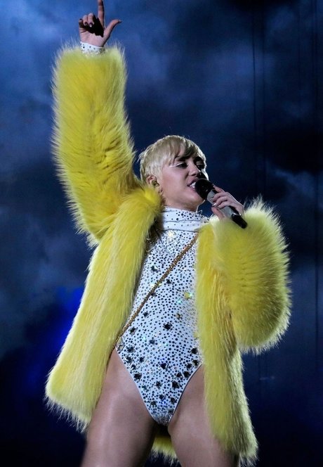 Miley Cyrus star du porno sympa photo