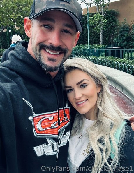 cheekschase1 nus étoiles img