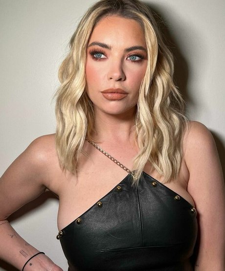 Ashley Benson art de star du porno des photos