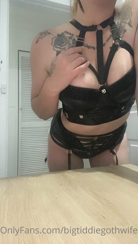 bigtiddiegothwife modèle xxx galeries
