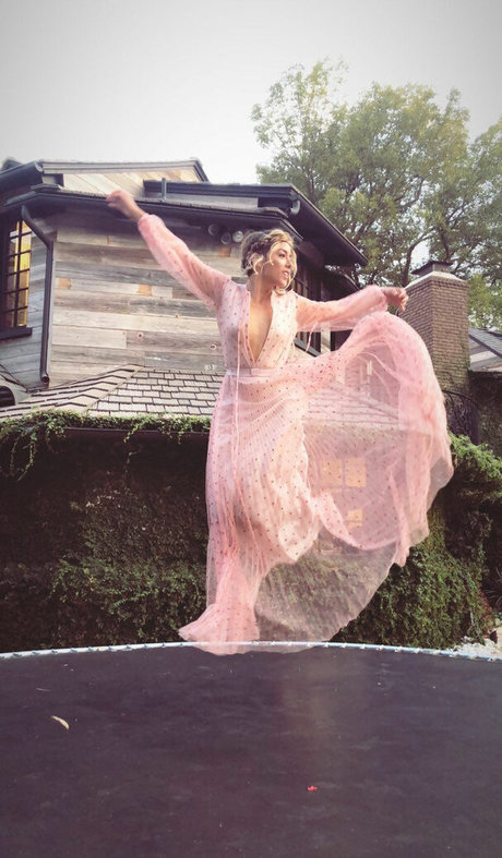 Chloe Bennet modèle adulte collection