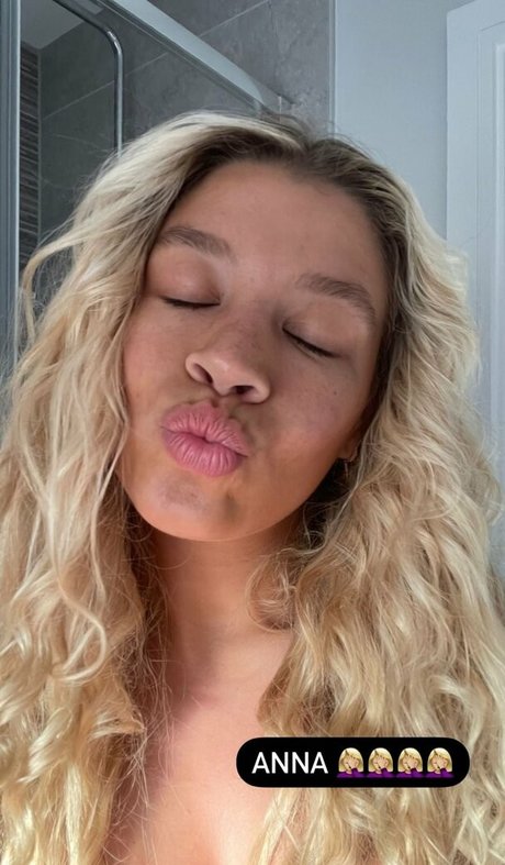 Molly Rainford star du porno de haute qualité archive