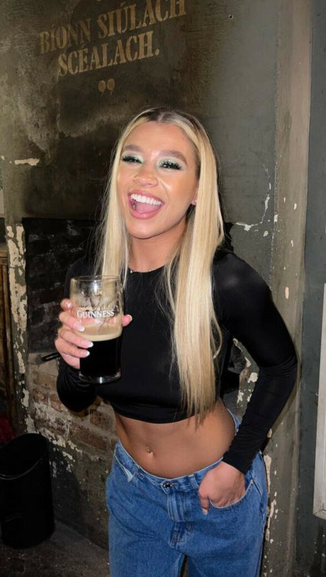 Molly Rainford star du porno sexy img