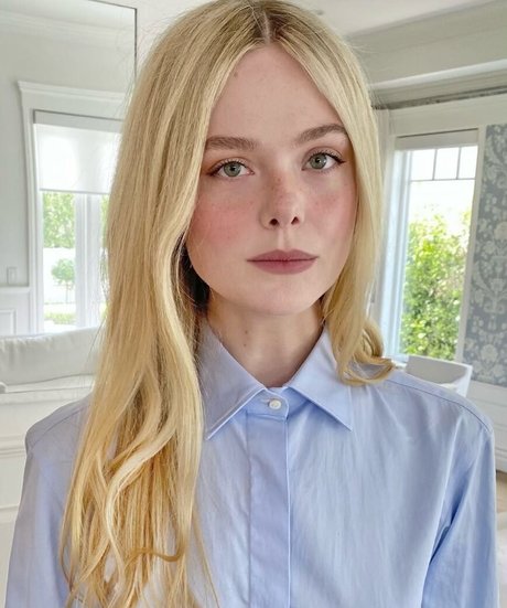 Elle Fanning star du porno sexy images