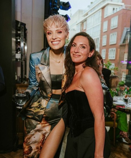 Wallis Day actrice de nus photos