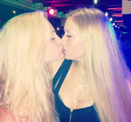 Wallis Day star du porno adulte photo