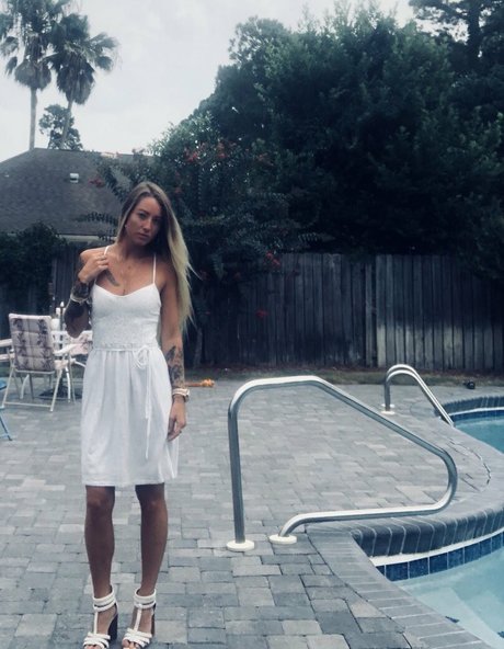 tatouages ​​blonds onlyfans haut por images