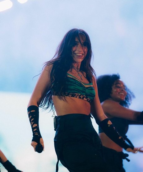 Tate McRae modèle nu images