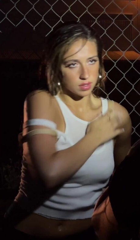 Tate McRae nus de stars du porno images