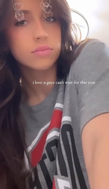 Tate McRae beau modèle img