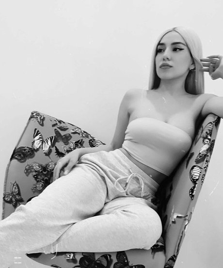 Ava Max modèle chaud des photos