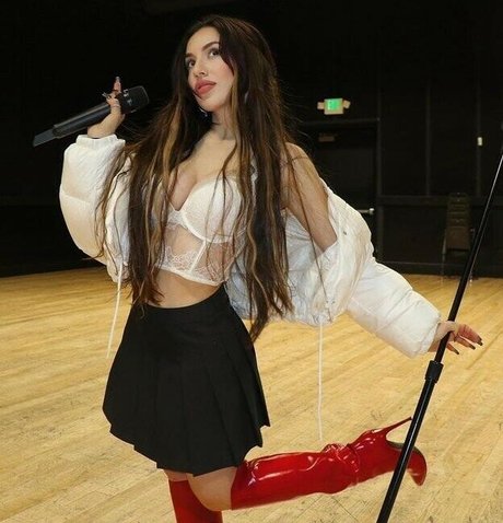 Ava Max modèle archive