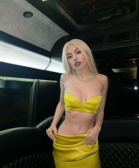 Ava Max star du porno chaude images