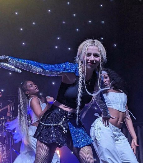 Ava Max modèle parfait photo