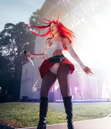 Ava Max étoile sympa photos