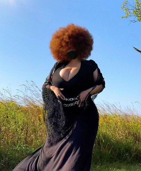 Nikkie Ginger modèle porno galerie