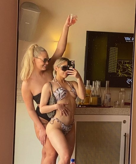 Hailsbee modèle nu des photos