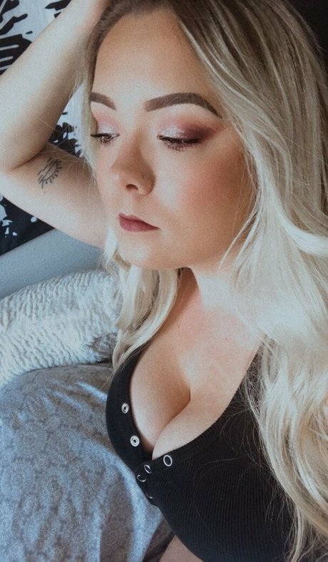 chloenyxxxvip actrice chaude galerie